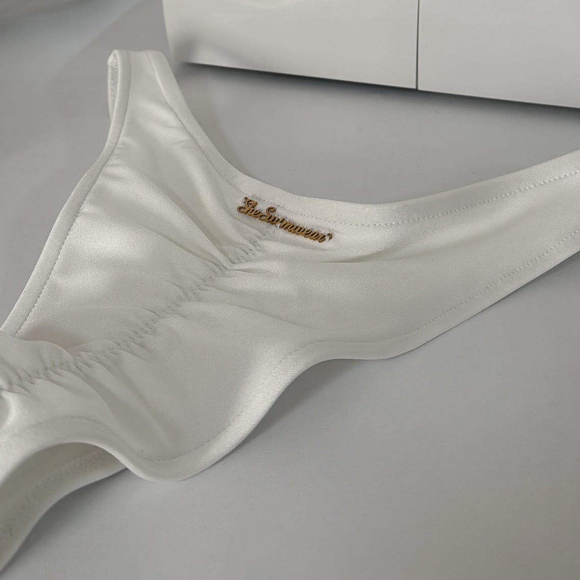 Basic white -bottom